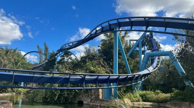ORLANDO, FL - 29 Aralık 2022 'de Florida' daki SeaWorld Orlando 'da Manta Roller Coaster görüldü. Bu bir tema ve deniz zooloji parkı. Canlı gösteriler ve gezintiler ve hayvan sergileri de dahil olmak üzere birçok eğlence alanı var..