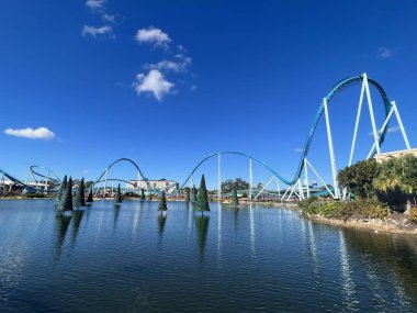 ORLANDO, FL - 29 Aralık 2022 'de Florida' daki SeaWorld Orlando 'da Manta Roller Coaster görüldü. Bu bir tema ve deniz zooloji parkı. Canlı gösteriler ve gezintiler ve hayvan sergileri de dahil olmak üzere birçok eğlence alanı var..