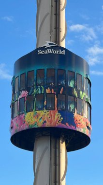 29 Aralık 2022 'de Florida' daki SeaWorld Orlando Gökyüzü Kulesi 'nde görüldü. Bu bir tema ve deniz zooloji parkı. Canlı gösteriler ve gezintiler ve hayvan sergileri de dahil olmak üzere birçok eğlence alanı var..