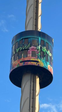 29 Aralık 2022 'de Florida' daki SeaWorld Orlando Gökyüzü Kulesi 'nde görüldü. Bu bir tema ve deniz zooloji parkı. Canlı gösteriler ve gezintiler ve hayvan sergileri de dahil olmak üzere birçok eğlence alanı var..