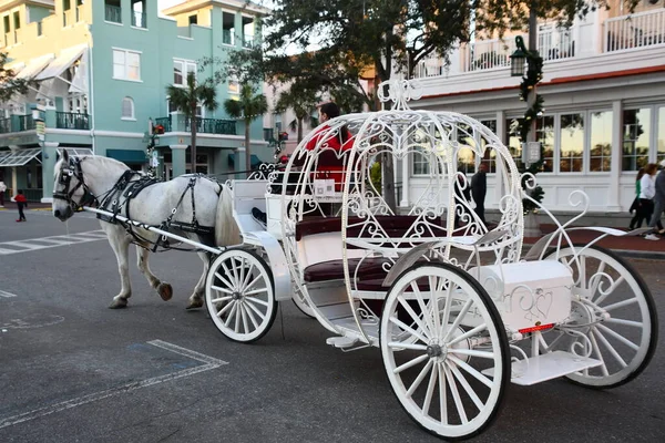 Celebration Dec 在佛罗里达州庆祝城镇中心举行的 现在滑行 活动中乘坐马匹 见2022年12月27日 — 图库照片