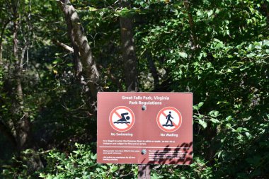 McLean, VA - 25 Eylül 2021 'de görüldüğü gibi Great Falls Park, McLean Virginia' daki Potomac Nehri 'nde..