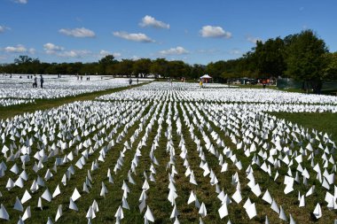 WASHINGTON DC - SEP 26; Amerika 'da Unutmayın, Suzanne Brennan Firstenberg tarafından Washington DC' de sergilenen sergi, 26 Eylül 2021 'de görüldüğü gibi.