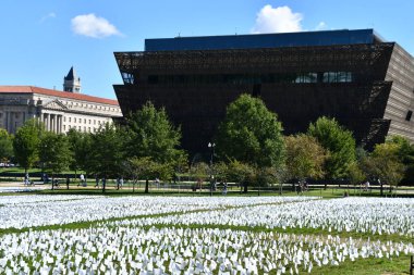 WASHINGTON DC - SEP 26; Amerika 'da Unutmayın, Suzanne Brennan Firstenberg tarafından Washington DC' de sergilenen sergi, 26 Eylül 2021 'de görüldüğü gibi.