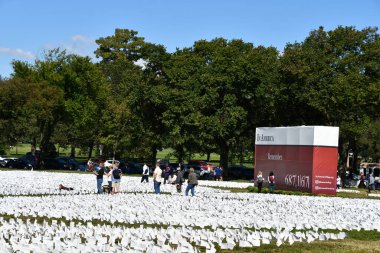 WASHINGTON DC - SEP 26; Amerika 'da Unutmayın, Suzanne Brennan Firstenberg tarafından Washington DC' de sergilenen sergi, 26 Eylül 2021 'de görüldüğü gibi.