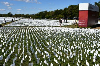 WASHINGTON DC - SEP 26; Amerika 'da Unutmayın, Suzanne Brennan Firstenberg tarafından Washington DC' de sergilenen sergi, 26 Eylül 2021 'de görüldüğü gibi.