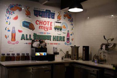 NEW YORK, New York - 25 Aralık 2022 'de Chelsea Market' te Chote Miya Hint Lokantası.