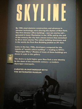 New York Şehri 'nin Manhattan' da 21 Ocak 2023 'te görülen ve sizi New York' un en ünlü siteleri ve anlarına bağlayan üç aşamalı bir yolculuk. Tecrübelerinize göre havada 10 metre asılı kalacaksınız..