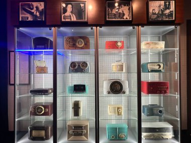 New York Şehri 'nin Manhattan' da 21 Ocak 2023 'te görülen ve sizi New York' un en ünlü siteleri ve anlarına bağlayan üç aşamalı bir yolculuk. Tecrübelerinize göre havada 10 metre asılı kalacaksınız..