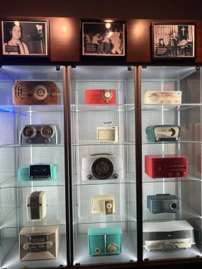 New York Şehri 'nin Manhattan' da 21 Ocak 2023 'te görülen ve sizi New York' un en ünlü siteleri ve anlarına bağlayan üç aşamalı bir yolculuk. Tecrübelerinize göre havada 10 metre asılı kalacaksınız..