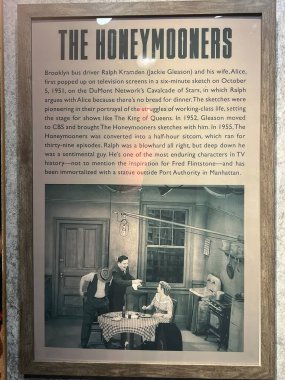 New York Şehri 'nin Manhattan' da 21 Ocak 2023 'te görülen ve sizi New York' un en ünlü siteleri ve anlarına bağlayan üç aşamalı bir yolculuk. Tecrübelerinize göre havada 10 metre asılı kalacaksınız..