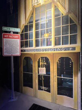 New York Şehri 'nin Manhattan' da 21 Ocak 2023 'te görülen ve sizi New York' un en ünlü siteleri ve anlarına bağlayan üç aşamalı bir yolculuk. Tecrübelerinize göre havada 10 metre asılı kalacaksınız..