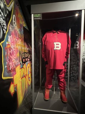 New York Şehri 'nin Manhattan' da 21 Ocak 2023 'te görülen ve sizi New York' un en ünlü siteleri ve anlarına bağlayan üç aşamalı bir yolculuk. Tecrübelerinize göre havada 10 metre asılı kalacaksınız..