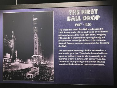 New York Şehri 'nin Manhattan' da 21 Ocak 2023 'te görülen ve sizi New York' un en ünlü siteleri ve anlarına bağlayan üç aşamalı bir yolculuk. Tecrübelerinize göre havada 10 metre asılı kalacaksınız..