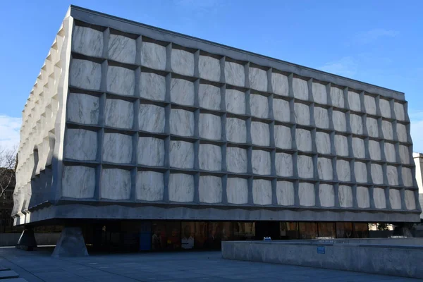 纽黑文 Feb Beinecke Rare Books Manuscripts Library 位于康涅狄格州纽黑文的耶鲁大学 2023年2月4日出版 它是北美第二大的学术图书馆 — 图库照片