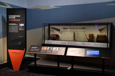 NEW YORK NY - 18 Mart 2023 'te New York' taki Smithsonian Ulusal Kızılderili Müzesi 'nde sergilenen New York Yerlisi.