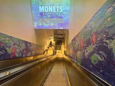 NEW YORK NY - 22 Mart 2023 'te New York' ta Monets Garden - The Immersive Experience.