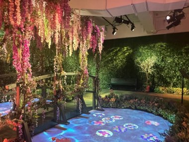 NEW YORK NY - 22 Mart 2023 'te New York' ta Monets Garden - The Immersive Experience.