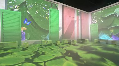 NEW YORK NY - 22 Mart 2023 'te New York' ta Monets Garden - The Immersive Experience.