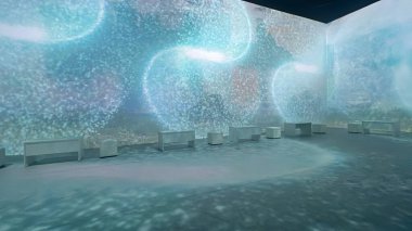 NEW YORK NY - 22 Mart 2023 'te New York' ta Monets Garden - The Immersive Experience.