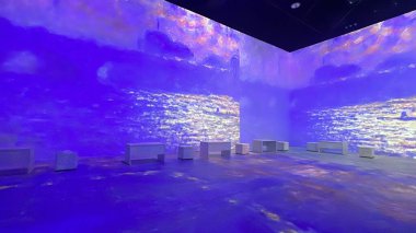 NEW YORK NY - 22 Mart 2023 'te New York' ta Monets Garden - The Immersive Experience.