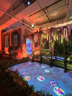 NEW YORK NY - 22 Mart 2023 'te New York' ta Monets Garden - The Immersive Experience.