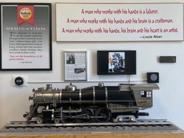 CARLSBAD, CA - 8 Nisan 2023 'te Carlsbad, Kaliforniya' daki Minyatür Mühendislik Sanatçılık Müzesi.