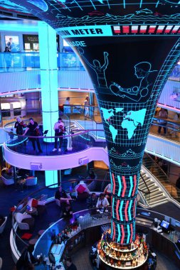 10 Nisan 2023 'te Long Beach, Kaliforniya' dan denize açılan Panorama yolcu gemisinin Atrium lobisindeki video LED ekran yapısı.