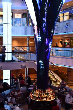 10 Nisan 2023 'te Long Beach, Kaliforniya' dan denize açılan Panorama yolcu gemisinin Atrium lobisindeki video LED ekran yapısı.