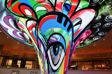 10 Nisan 2023 'te Long Beach, Kaliforniya' dan denize açılan Panorama yolcu gemisinin Atrium lobisindeki video LED ekran yapısı.