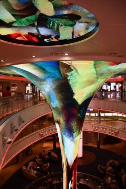 10 Nisan 2023 'te Long Beach, Kaliforniya' dan denize açılan Panorama yolcu gemisinin Atrium lobisindeki video LED ekran yapısı.