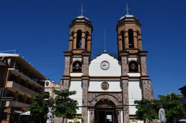 PUERTO VìRTA, MEXICO - 11 Nisan 2023 'te Meksika' nın Puerto Vallarta kentindeki San Miguel Başmeleği Kilisesi.