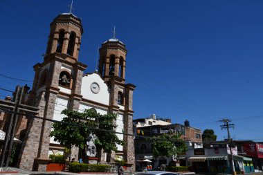 PUERTO VìRTA, MEXICO - 11 Nisan 2023 'te Meksika' nın Puerto Vallarta kentindeki San Miguel Başmeleği Kilisesi.