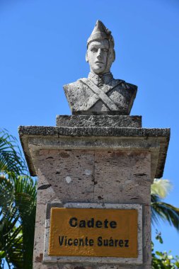 PUERTO VìRTA, MEXICO - 11 Nisan 2023 'te Meksika' nın Puerto Vallarta kentindeki El Pitillal Meydanı 'ndaki Cadete Vicente Suarez Anıtı.