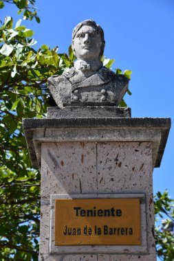 PUERTO VìRTA, MEXICO - 11 Nisan 2023 'te Meksika' nın Puerto Vallarta kentindeki Ana Meydanı 'ndaki Teniente Juan de la Barrera Anıtı.