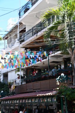 PUERTO VìRTA, MEXICO - 11 Nisan 2023 'te görüldüğü üzere, Puerto Vallarta, Meksika' da şehir çevresinde.