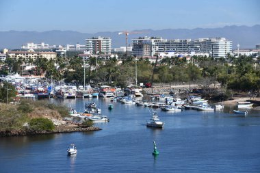 PUERTO VìRTA, MEXICO - 11 Nisan 2023 'te görüldüğü üzere, Puerto Vallarta, Meksika' da şehir çevresinde.