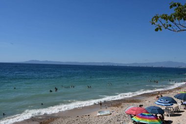 PUERTO VìRTA, MEXICO - 11 Nisan 2023 'te görüldüğü üzere Puerto Vallarta, Meksika' da plaj.