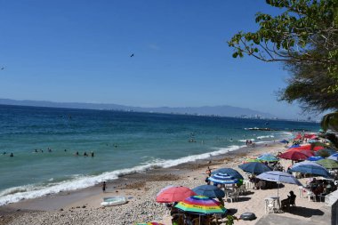 PUERTO VìRTA, MEXICO - 11 Nisan 2023 'te görüldüğü üzere Puerto Vallarta, Meksika' da plaj.
