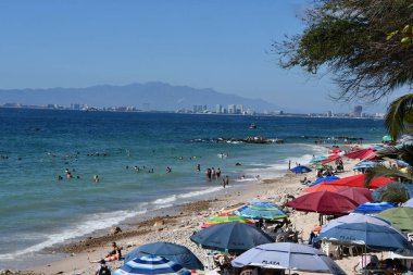 PUERTO VìRTA, MEXICO - 11 Nisan 2023 'te görüldüğü üzere Puerto Vallarta, Meksika' da plaj.