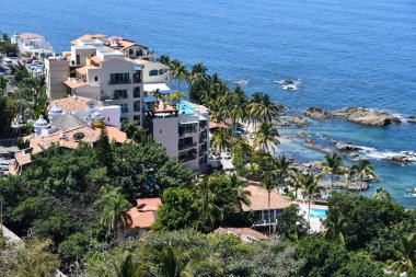 PUERTO VìRTA, MEXICO - 11 Nisan 2023 'te Meksika' nın Puerto Vallarta kentindeki Conchas Chinas plajının görüntüsü.