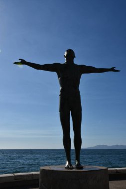 PUERTO VìRTA, MEXICO - 11 Nisan 2023 'te Meksika' nın Puerto Vallarta kentindeki Malecon 'da Jüpiter heykeli yağmuru.