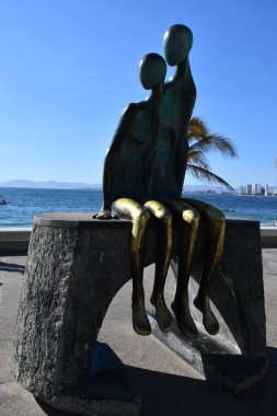 PUERTO VìRTA, MEXICO - 11 Nisan 2023 'te Meksika' nın Puerto Vallarta kentindeki Malecon 'da Jose Ramiz Barquet heykelinin nostaljisi.
