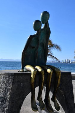 PUERTO VìRTA, MEXICO - 11 Nisan 2023 'te Meksika' nın Puerto Vallarta kentindeki Malecon 'da Jose Ramiz Barquet heykelinin nostaljisi.
