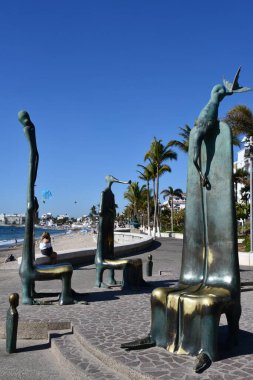 PUERTO VìRTA, MEXICO - 11 Nisan 2023 'te Meksika' nın Puerto Vallarta kentindeki Malecon 'da Alejandro Colunga' nın Deniz Dönüşümlü Heykeli 'nde görüldüğü gibi.
