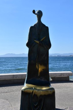 PUERTO VìRTA, MEXICO - 11 Nisan 2023 'te Meksika' nın Puerto Vallarta kentindeki Malecon 'da Alejandro Colunga' nın Deniz Dönüşümlü Heykeli 'nde görüldüğü gibi.