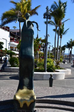 PUERTO VìRTA, MEXICO - 11 Nisan 2023 'te Meksika' nın Puerto Vallarta kentindeki Malecon 'da Alejandro Colunga' nın Deniz Dönüşümlü Heykeli 'nde görüldüğü gibi.