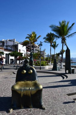 PUERTO VìRTA, MEXICO - 11 Nisan 2023 'te Meksika' nın Puerto Vallarta kentindeki Malecon 'da Alejandro Colunga' nın Deniz Dönüşümlü Heykeli 'nde görüldüğü gibi.