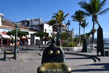 PUERTO VìRTA, MEXICO - 11 Nisan 2023 'te Meksika' nın Puerto Vallarta kentindeki Malecon 'da Alejandro Colunga' nın Deniz Dönüşümlü Heykeli 'nde görüldüğü gibi.