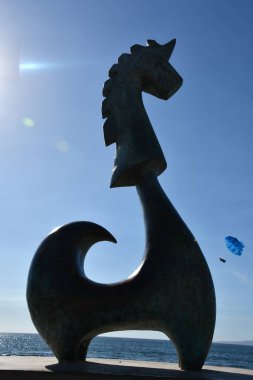 PUERTO Vå RTA, MEXICO - APR 11: Unicornio de la Buena Fortuna - The Good Fortune Unicorn - Anibal Riebeling heykeli, Puerto Vallarta, Meksika 'da 11 Nisan 2023 tarihinde görüldüğü gibi.